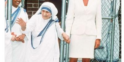 Diana Holding Hands with Mother Teresa