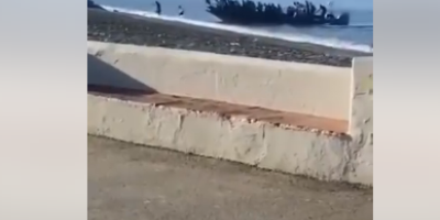 shows boats arriving